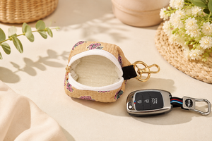 Mini porte-clés de luxe matelassé en tissu de coton personnalisable avec fermeture éclair, motif filigrané, protection durable pour clés de voiture Le Souvenirs - Product Image 3