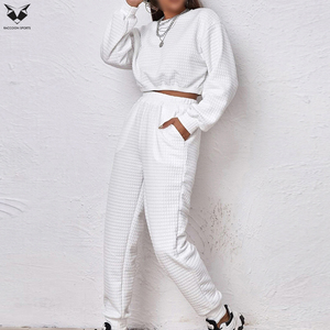 Ensemble de survêtement deux pièces pour femme : haut court et pantalon de jogging, idéal pour le fitness, la course à pied et le streetwear - Product Image 4