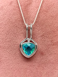 Colgante de Cristal de Cuarzo Celestial Arcoíris, Elegante Collar de Joyería con Gema Azul, Regalo para Mujer, Estilo Único y Encantador - Product Image 1