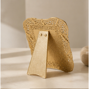 Cadre photo vintage en métal doré, orné de filigranes ajourés, pour décoration de table de mariage et ornement de maison, vente en gros - Product Image 3