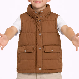 Gilet matelassé rustique marron pour garçons, veste d'hiver classique sans manches à boutons-pression, offre une chaleur légère. - Product Image 1