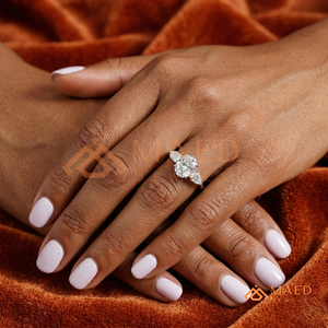 Bague en moissanite ronde à trois pierres pour femme, ton argenté, bijoux de fiançailles et d'anniversaire, style élégant au quotidien - Product Image 2