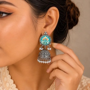 Proveedor Mayorista de Pendientes Jhumka de Plata Oxidada Pintados a Mano con Meenakari Estilo Bollywood para Mujer, con Gotas de Perlas de Imitación para Bodas - Product Image 5