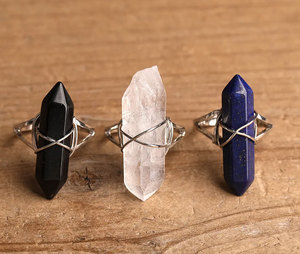 Anillo de Cristal con Punta Hexagonal, Ajustable, Envuelto en Alambre Plateado, con Piedra Natural Curativa para Mujer, Venta al Por Mayor - Product Image 2