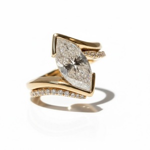 Ensemble de bagues de mariée Marquise avec alliance assortie en chevron incurvé, bague de fiançailles en forme de V avec diamant de laboratoire en or massif 14 carats - Product Image 2