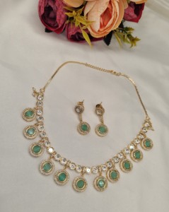 Ensemble collier et boucles d'oreilles ethniques de luxe en Kundan non taillé, plaqué or léger, avec pierres précieuses rondes, pour soirée, collection mode. - Product Image 5