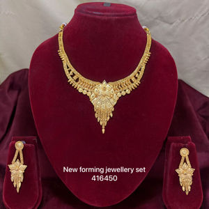 Parure de collier et boucles d'oreilles tendance en laiton plaqué or 18 carats pour femme, idéale pour fiançailles, anniversaire, mariage et fêtes - Product Image 1