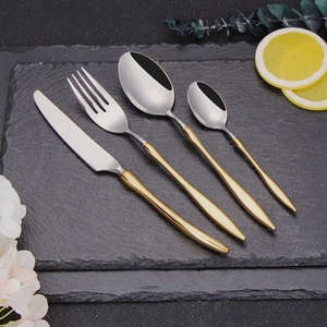 Juego de Cubiertos de Acero Inoxidable con Diseño Árabe Personalizado, Mango Largo y Plano, Color Dorado Mate, para Bodas - Product Image 3
