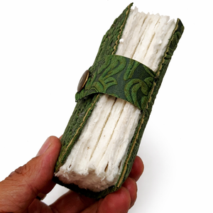 Carnet en cuir miniature fait main à motifs floraux - Carnet de poche vert vintage avec motif floral en relief et papier à bords festonnés - Product Image 2