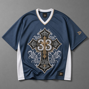 เสื้อกีฬาตาข่ายสไตล์เรโทรแบบกำหนดเองสำหรับผู้ชาย เสื้อสตรีทแวร์ทรงโอเวอร์ไซส์ Y2K พร้อมลายปักกางเขนแบบบาโรก - Product Image 2