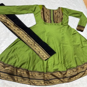 VASTRA COTTAGE Elegante Vestido de Seda Jacquard para Mujer, Completamente Forrado con Patrón en la Espalda, Dupatta de Red con Borde, Estilo Elegante para Fiestas - Product Image 5