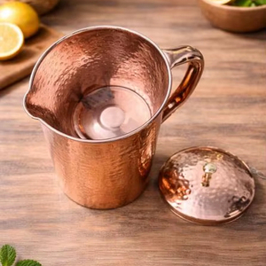 Ensemble de carafes en cuivre pour une inspiration de décoration de cuisine rustique, ensemble de service d'eau en métal avec verres, durable et réutilisable pour la cuisine et la salle à manger. - Product Image 1