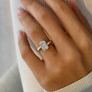 Bague solitaire en or jaune avec diamant coussin allongé de 3 carats, 3 mm, sertie de griffes en forme de boussole, certifiée IGI - Product Image 2
