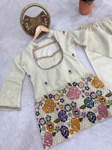 Ensemble Salwar en soie beige brodé de fleurs pour femmes, Kurta et pantalon Palazzo, tenue élégante décontractée pour les fêtes, vêtements sur mesure - Product Image 3