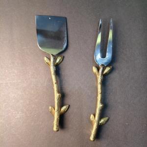 En oferta, un elegante juego de cuchillos para queso de metal que realza cada velada de queso y vino, con un estilo refinado que lo convierte en un impresionante utensilio para servir. - Product Image 5