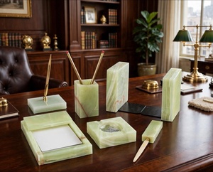 Ensemble de bureau en onyx vert poli avec porte-stylo, plateau et presse-papiers - Product Image 1