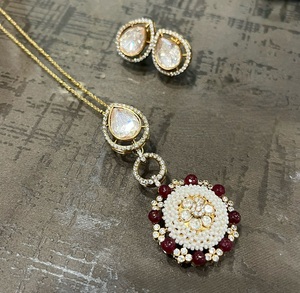 ชุดสร้อยคอยาวประดับทองเหลืองชุบทองคุณภาพพรีเมียม ประดับเพชร CZ แบบ Kundan พร้อมต่างหู เหมาะสำหรับงานปาร์ตี้และงานแต่งงาน คอลเลคชั่นสำหรับผู้หญิง - Product Image 3