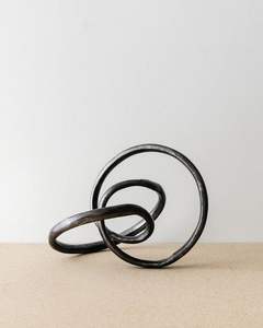 Objetos Decorativos Metálicos Abstractos, Esculturas que Elevan el Valor Estético en Interiores Contemporáneos - Product Image 2