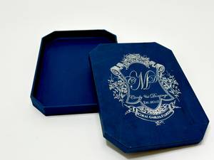 Élégantes invitations imprimées sur papier métallisé, conçues pour les célébrations de mariages royaux et les présentations de papeterie d'événements de luxe. - Product Image 2