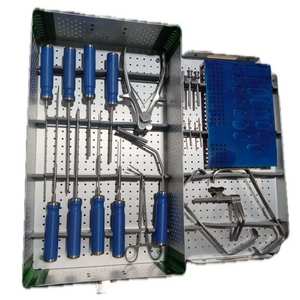 Conjunto completo de instrumentos quirúrgicos ortopédicos para columna vertebral con estuche para implantes y retractor para procedimientos de neurocirugía - Product Image 1