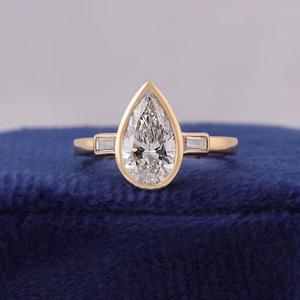 Anillo de compromiso de oro amarillo con diamante en forma de pera engastado en bisel, elegante banda de aniversario, joyería nupcial vintage, regalo para ella - Product Image 1