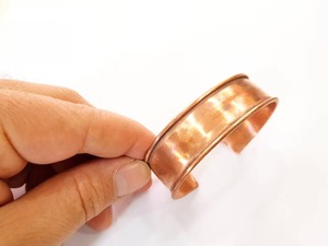 Bracelet en cuivre pur fait main, bijou unisexe tendance, artisanat métallique fait main, à porter au quotidien et pour les fêtes - Product Image 2