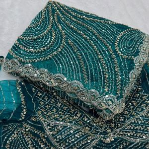 Sari de soirée en tissu fin de qualité supérieure, orné de perles, de paillettes et de broderies de perles, avec un chemisier confectionné par des designers, par Royal Export. - Product Image 6