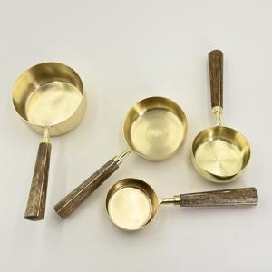 Juego de 4 Tazas y Cucharas Medidoras de Acero Inoxidable para Repostería, con Acabado Dorado PVD y Mango de Madera, para Uso Doméstico, Gran Venta - Product Image 3