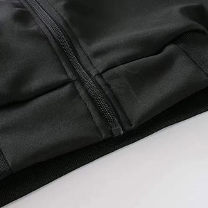 Survêtement de sport haute performance avec tissu extensible et design moderne et ajusté, léger - Product Image 5