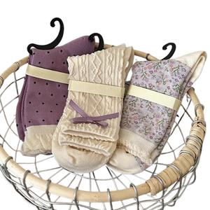 ถุงเท้าลายดอกไม้สีม่วง ถุงเท้ายาวปานกลางสำหรับเด็ก สไตล์ฤดูใบไม้ร่วง ถุงเท้ายาวปานกลางโบว์สีขาวน่ารัก สไตล์วินเทจหวาน - Product Image 1