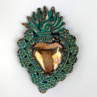 Médaille Relique Métallique Antique Française Sacré-Cœur Flamboyant et Ornement Milagros en Métal Doré Couleur Patine ex-votos