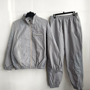 Ensemble de survêtement coupe-vent personnalisé en nylon pour homme : veste de sport zippée et pantalon coupe-vent pour l'entraînement - Product Image 3