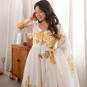 ชุดเดรส Anarkali ผ้าไหมออร์แกนซ่าพิมพ์ลายดอกไม้ พร้อมดีไซน์กระเป๋า Potli หรูหรา ผ้าคลุมไหล่ Gota Patti Lace ยาวสี่เมตร ชุดกางเกง - Product Image 3
