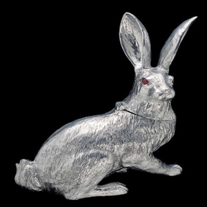 Estatua moderna de conejo de aluminio fundido, conejito juguetón sentado, escultura decorativa metálica de vida silvestre para interiores elegantes - Product Image 1