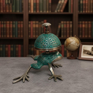 Cloche de bureau artisanale en laiton en forme de grenouille, finition verte, décorative, pour la maison, le bureau ou la décoration de table - Product Image 4