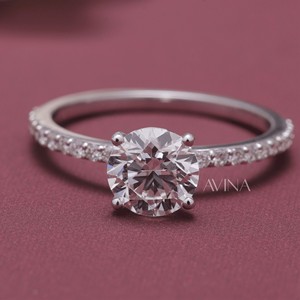 Bague de fiançailles solitaire en diamant rond certifié IGI avec bande pavée en argent sterling 925 massif - Product Image 1