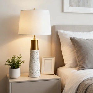 Lampe de table de luxe inspirée du terrazzo avec base architecturale conique, éclairage d'ambiance chaleureux et attrait décoratif contemporain pour chambre à coucher - Product Image 2