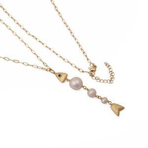 Collier de perles plaqué or style bohème avec pendentif poisson en quartz émeraude, bijou délicat à plusieurs rangs avec breloque goutte de perle, cadeau pour femme - Product Image 1