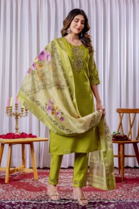 Elegante conjunto de Kurti, pantalón y dupatta de corte recto. Graciosa y moderna, eternamente clásica. - Product Image 4