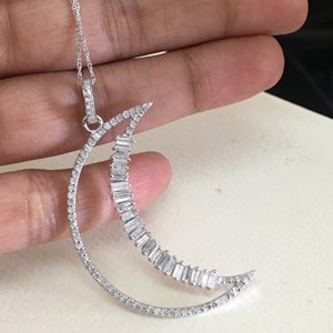 Collier pendentif demi-lune en argent sterling 925 plaqué rhodium avec pierre naturelle blanche taille baguette sertie en canal, chaîne torsadée, 1,50 carats au total G - Product Image 2