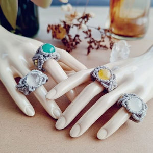 แหวนมาคราเม่ลาพิส ลาซูลีธรรมชาติ - อัญมณีสีน้ำเงิน เครื่องประดับสไตล์โบโฮ รับรองโดย IGI แหวนหมั้นสำหรับทุกเพศ |   ฮาริ อม ครีเอชั่นส์ - Product Image 1