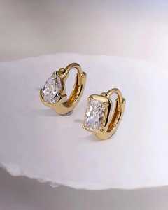 Boucles d'oreilles créoles minimalistes personnalisées avec poire de laboratoire et diamant taille radiant, en or 18 carats, cadeau de mariage ou de promesse pour la mariée - Product Image 1