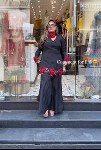 Salwar Kameez indien traditionnel élégant en soie de qualité supérieure avec broderie florale, idéal pour les occasions décontractées, les fêtes et les festivals, entièrement cousu. - Product Image 1