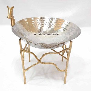 Bol à dessert au design moderne et à motifs classiques, idéal pour offrir en cadeau, avec support en aluminium doré et bol argenté - Product Image 1