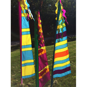 Bandera Decorativa Multicolor con Diseño de Plumas en Espiral Arcoíris para Exteriores - Product Image 4