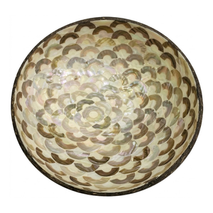 Bol en coquille de noix de coco avec gravure décorative, design éco-responsable, surface lisse et polie pour cuisines modernes - Product Image 2