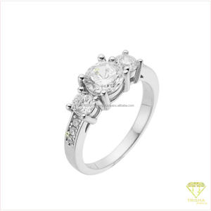 Anillo de tres piedras de plata 925 con diamante cultivado en laboratorio, tono dorado, joyería elegante para compradores mayoristas. - Product Image 2