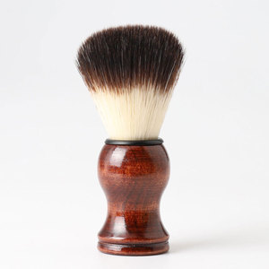 Pinceau à raser de voyage compact et durable avec manche en bois et poils de Kolinsky pour une toilettage en déplacement et une couverture impeccable - Product Image 3