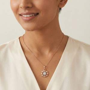 Collier avec pendentif fleur en acier inoxydable plaqué or 18 carats, perle d'eau douce, chaîne de diamants, bijoux de mariage classiques unisexes - Product Image 1