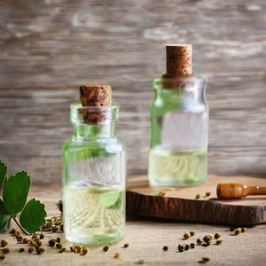 Huile essentielle de coriandre 100% pure de qualité pharmaceutique de marque privée pour l'exfoliation corporelle disponible au meilleur prix et à des prix compétitifs - Product Image 3